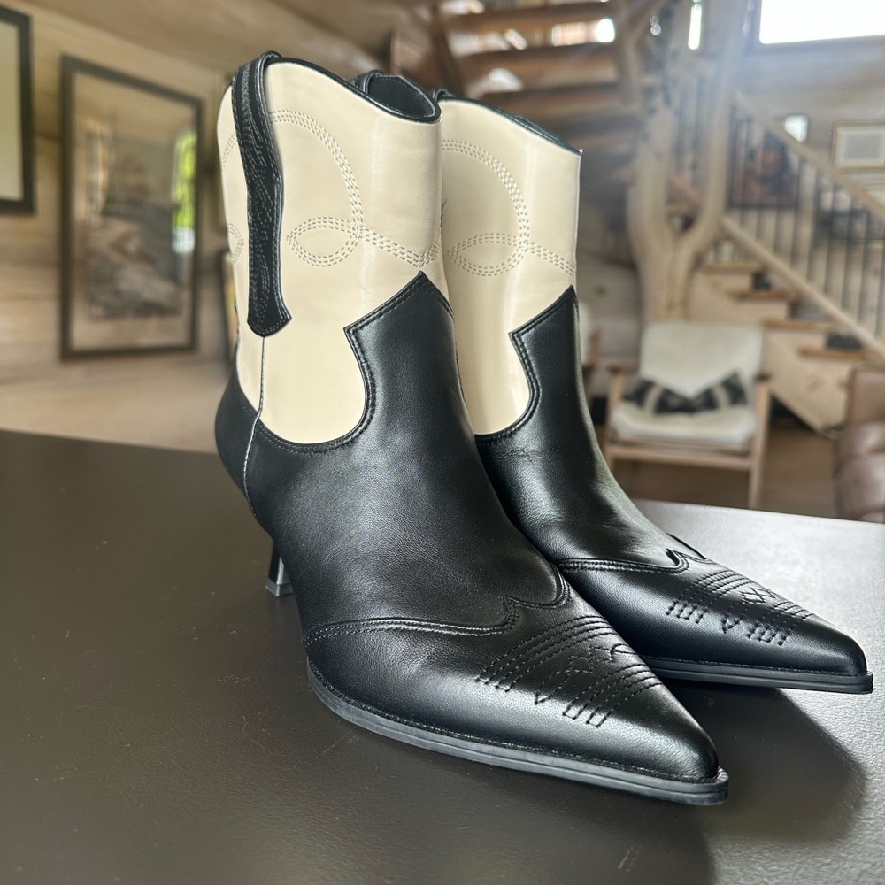 Circus by Sam Edelman Black and Cream Heeled Boots